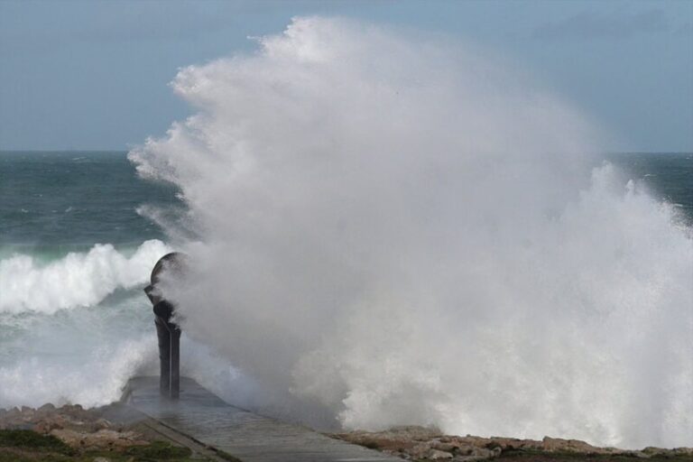 Continúa la situación de alerta por fenómenos costeros en Canarias
