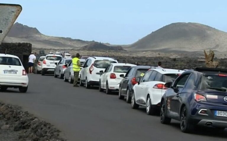 Piden actuar contra las largas colas a la entrada de Timanfaya