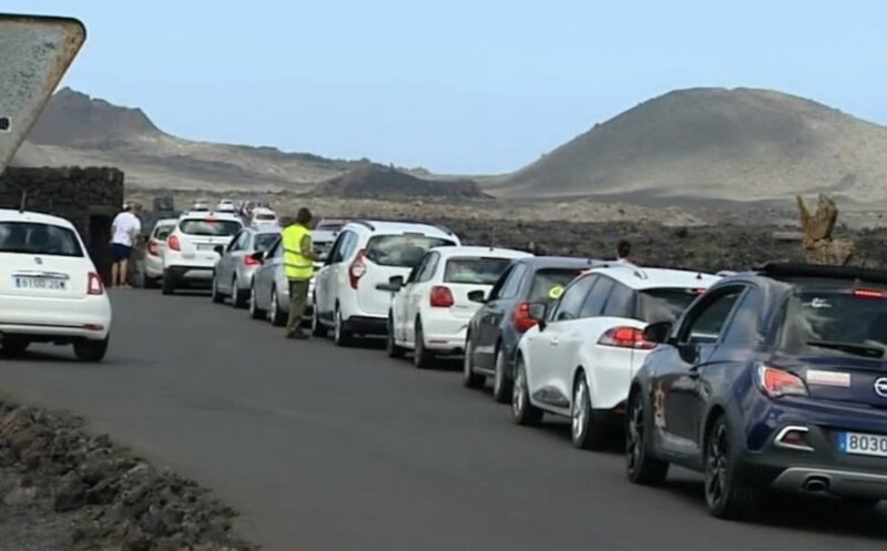 Masificación en Timanfaya. Colas de coches a la entrada del Parque Nacional de Timanfaya / RTVC