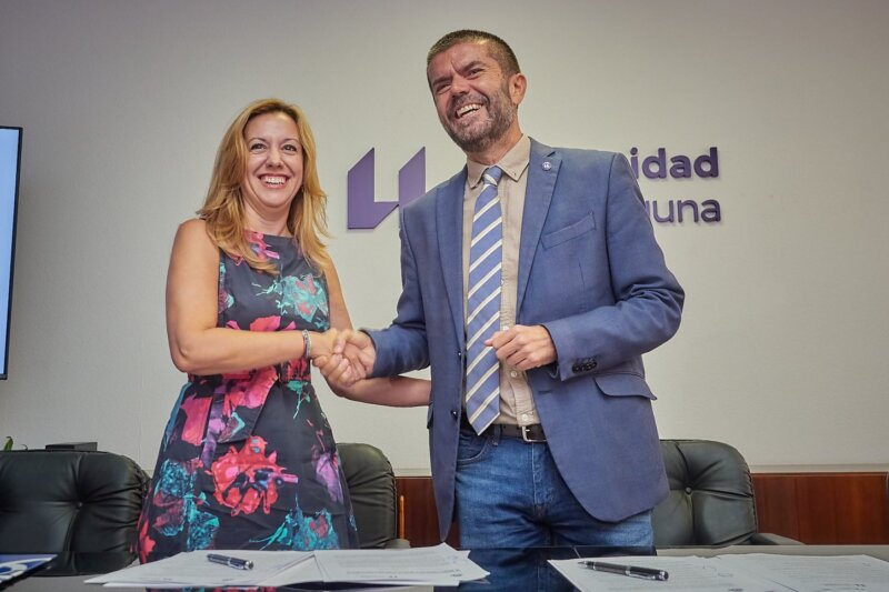 La presidenta del Cabildo y el rector de la Universidad de La Laguna firman un convenio de colaboración para mejorar la movilidad 