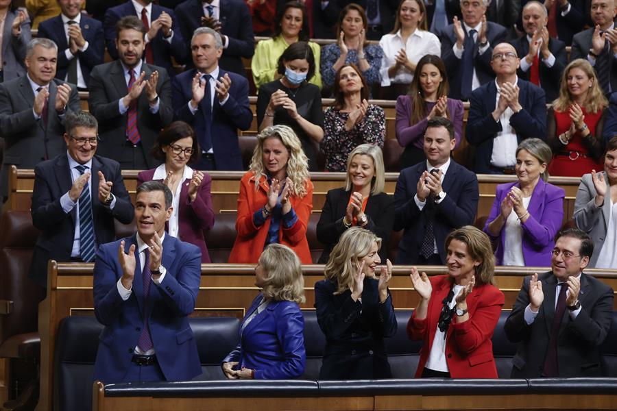 Los diputados socialistas y miembros del Gobierno aplauden, saluda tras la intervención de Patxi López en el Congreso en la segunda jornada del debate de la investidura. este jueves en Madrid. EFE / Juan Carlos Hidalgo