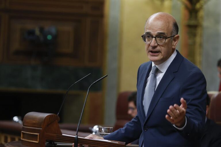 EL diputado de UPN, Alberto Catalán Higueras, durante su intervención en el Congreso en la segunda jornada del debate de la investidura. este jueves en Madrid. El secretario general del PSOE, Pedro Sánchez, previsiblemente, logrará ser reelegido presidente del Gobierno tras superar la investidura con el apoyo de 179 diputados. EFE/ Javier Lizón