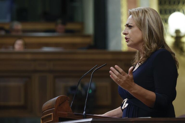 Cristina Valido García, de Coalición Canaria, durante su intervención en el Congreso en la segunda jornada del debate de la investidura. este jueves en Madrid. El secretario general del PSOE, Pedro Sánchez, previsiblemente, logrará ser reelegido presidente del Gobierno tras superar la investidura con el apoyo de 179 diputados. EFE/ Javier Lizón