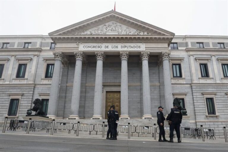 Agentes de la Policía Nacional montan guardia a las puertas del Congreso de los Diputados en Madrid durante la segunda jornada de la investidura del secretario general del PSOE Pedro Sánchez, este jueves. El Congreso vota un tercer mandato de Sánchez quien, previsiblemente, logrará ser reelegido presidente del Gobierno tras superar la investidura con el apoyo de 179 diputados tras pactar diferentes acuerdos con sus socios parlamentarios y una ley de amnistía para los encausados del 'procès'. EFE/ Sergio Pérez