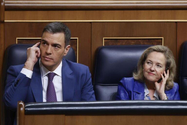 El secretario general del PSOE, Pedro Sánchez, y las vicepresidenta del Gobierno en funciones, Nadia Calviño con auriculares para la traducción simultánea durante la segunda jornada de la investidura celebrada en el Congreso. Sánchez, previsiblemente, logrará ser reelegido presidente del Gobierno tras superar la investidura con el apoyo de 179 diputados, este jueves en Madrid. EFE/ Juan Carlos Hidalgo