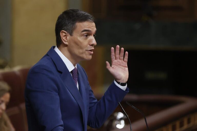 El presidente del Gobierno en funciones Pedro Sánchez interviene durante la segunda jornada de la investidura del secretario general del PSOE Pedro Sánchez celebrada en el Congreso de los Diputados en Madrid, este jueves. El Congreso vota un tercer mandato de Sánchez quien, previsiblemente, logrará ser reelegido presidente del Gobierno tras superar la investidura con el apoyo de 179 diputados tras pactar diferentes acuerdos con sus socios parlamentarios y una ley de amnistía para los encausados del 'procès'. EFE/ Juan Carlos Hidalgo