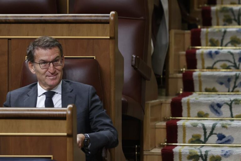 El líder del Partido Popular (PP) Alberto Núñez-Feijóo, durante la segunda jornada de la investidura del secretario general del PSOE Pedro Sánchez celebrada en el Congreso de los Diputados en Madrid, este jueves. El Congreso vota un tercer mandato de Sánchez quien, previsiblemente, logrará ser reelegido presidente del Gobierno tras superar la investidura con el apoyo de 179 diputados tras pactar diferentes acuerdos con sus socios parlamentarios y una ley de amnistía para los encausados del 'procès'. EFE/ Javier Lizon