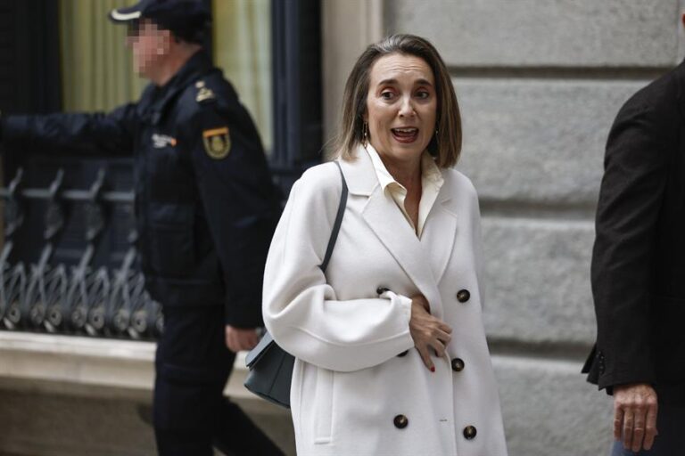 La portavos del Partido Popular en el Congreso, Cuca Gamarra, a su llegada al Congreso de los Diputados en Madrid para asistir a la segunda jornada de la investidura del secretario general del PSOE Pedro Sánchez, este jueves. El Congreso vota un tercer mandato de Sánchez quien, previsiblemente, logrará ser reelegido presidente del Gobierno tras superar la investidura con el apoyo de 179 diputados tras pactar diferentes acuerdos con sus socios parlamentarios y una ley de amnistía para los encausados del 'procès'. EFE/ Rodrigo Jiménez