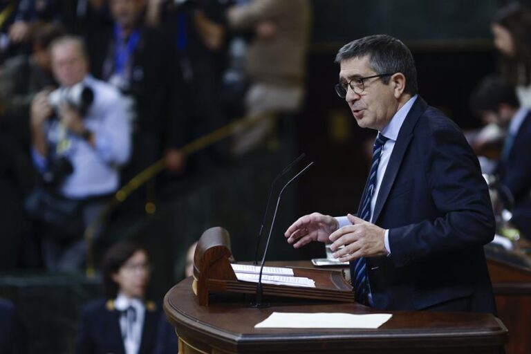 El portavoz del PSOE en el Congreso, Patxi López, interviene durante la segunda jornada de la investidura del secretario general del PSOE Pedro Sánchez que se celebra en el Congreso de los Diputados, este jueves. El Congreso vota un tercer mandato de Sánchez quien, previsiblemente, logrará ser reelegido presidente del Gobierno tras superar la investidura con el apoyo de 179 diputados tras pactar diferentes acuerdos con sus socios parlamentarios y una ley de amnistía para los encausados del 'procès'. EFE/ Rodrigo Jimenez