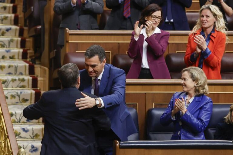 El portavoz parlamentario socialista, Patxi López, felicitado por presidente del Gobierno en funciones Pedro Sánchez (c) en presencia de la vicepresidenta del Gobierno en funciones Nadia Calviño (d) tras su intervención en el Congreso en la segunda jornada del debate de la investidura. este jueves en Madrid. EFE/ Juan Carlos Hidalgo