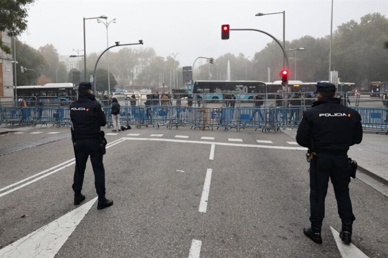 Agentes de la Policía Nacional montan guardia en los alrededores del Congreso de los Diputados en Madrid durante la segunda jornada de la investidura del secretario general del PSOE Pedro Sánchez, este jueves. El Congreso vota un tercer mandato de Sánchez quien, previsiblemente, logrará ser reelegido presidente del Gobierno tras superar la investidura con el apoyo de 179 diputados tras pactar diferentes acuerdos con sus socios parlamentarios y una ley de amnistía para los encausados del 'procès'. EFE/ Sergio Pérez