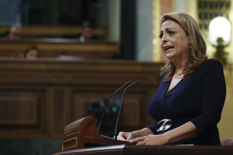 Cristina Valido García, de Coalición Canaria, durante su intervención en el Congreso en la segunda jornada del debate de la investidura. este jueves en Madrid. El secretario general del PSOE, Pedro Sánchez, previsiblemente, logrará ser reelegido presidente del Gobierno tras superar la investidura con el apoyo de 179 diputados. EFE/ Javier Lizón