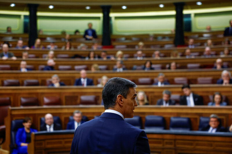 Pedro Sánchez frente al hemiciclo en el Debate de Investidura de su candidatura como presidente del Gobierno / Reuters 