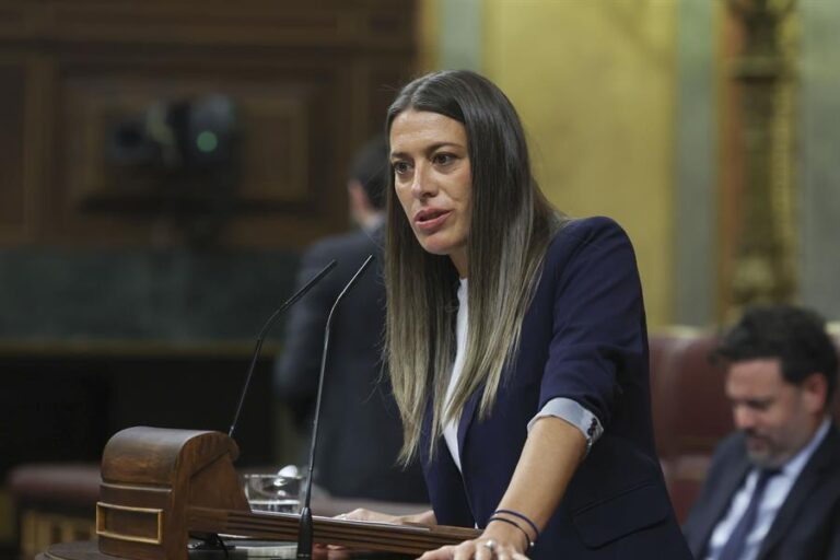 La portavoz de Junts, Míriam Nogueira, en su intervención en la primera jornada del debate de investidura de Pedro Sánchez en el Congreso de los Diputados. Imagen EFE