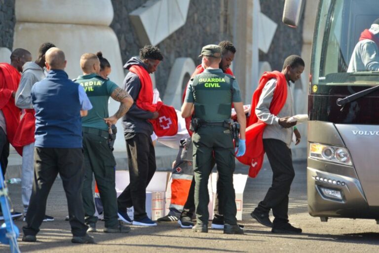 Siete fallecidos en uno de los cayucos auxiliados al sur de El Hierro