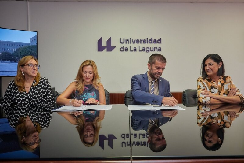 La presidenta del Cabildo y el rector de la Universidad de La Laguna firman un convenio de colaboración para mejorar la movilidad 