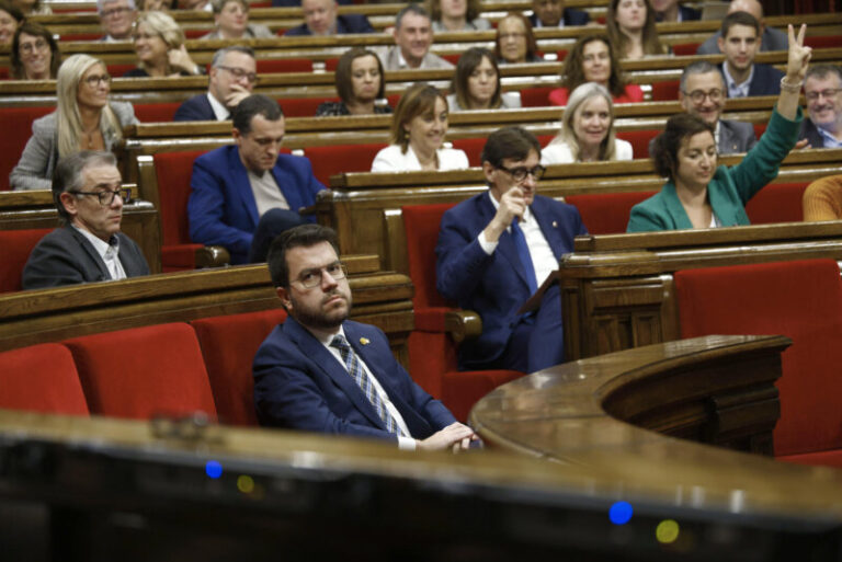 El independentismo perdería la mayoría absoluta en el Parlament, según el CIS catalán