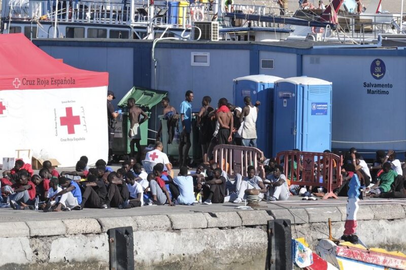 Migrantes rescatados en Canarias que viajaban en cayucos
