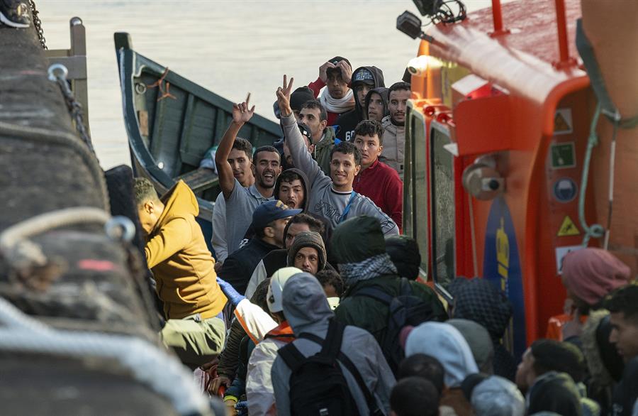 Agilizar las derivaciones. Imagen: Un grupo de migrantes llega a Lanzarote. / EFE