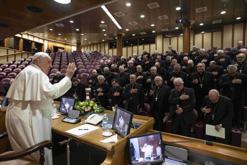El papa se reúne con obispos españoles y elude hablar de la pederastia