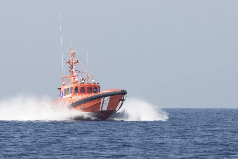 La operación de rescate se inició sobre las 14.40 horas, cuando el Centro de Salvamento Marítimo en Las Palmas recibió el aviso de una patera que estaría a 31 millas al sur de Gran Tarajal