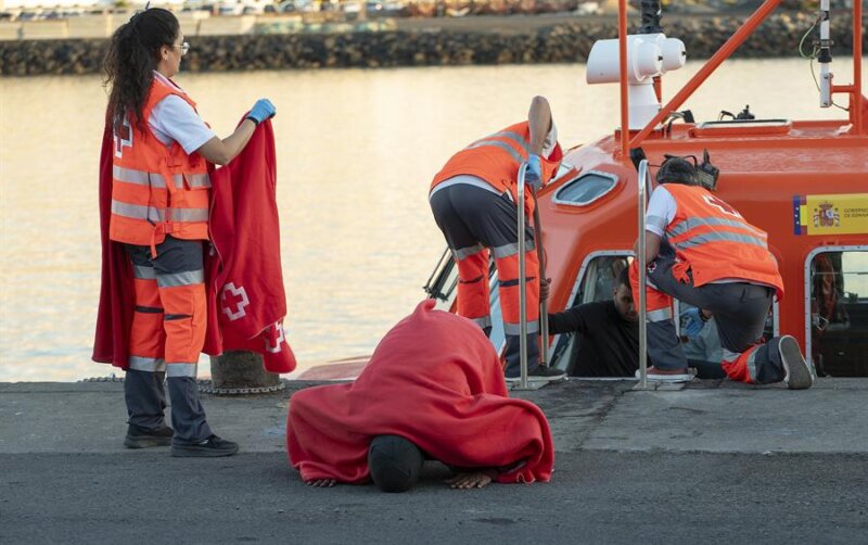 Un grupo de migrantes rescatados llegan a Lanzarote. Imagen EFE