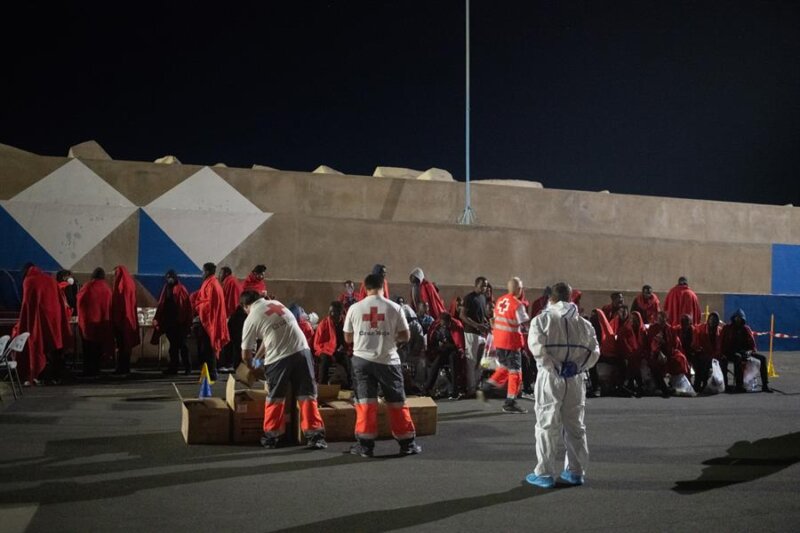 Asisten a los migrantes llegados en una de las últimas embarcaciones a Fuerteventura. Imagen EFE