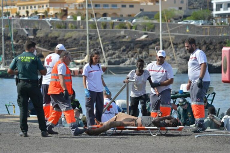 Senegal rescata una embarcación con más de 220 migrantes y un bebé