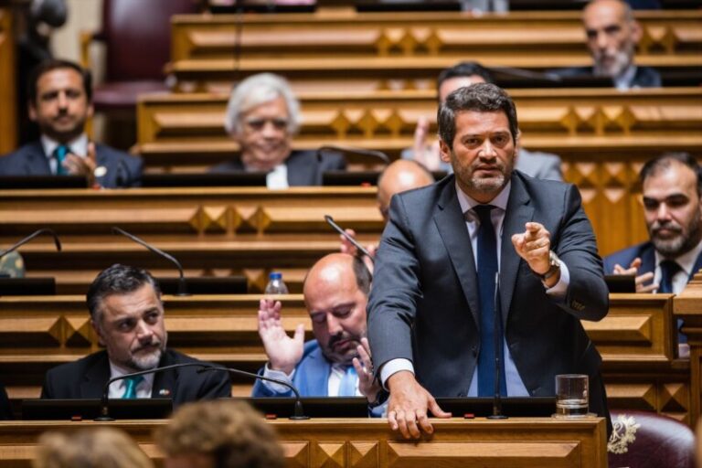 El primer ministro de Portugal dimite tras una investigación por corrupción