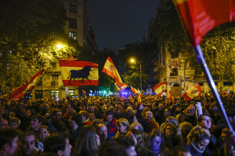 Cientos de manifestantes vuelven a protestar contra la amnistía frente a la sede del PSOE