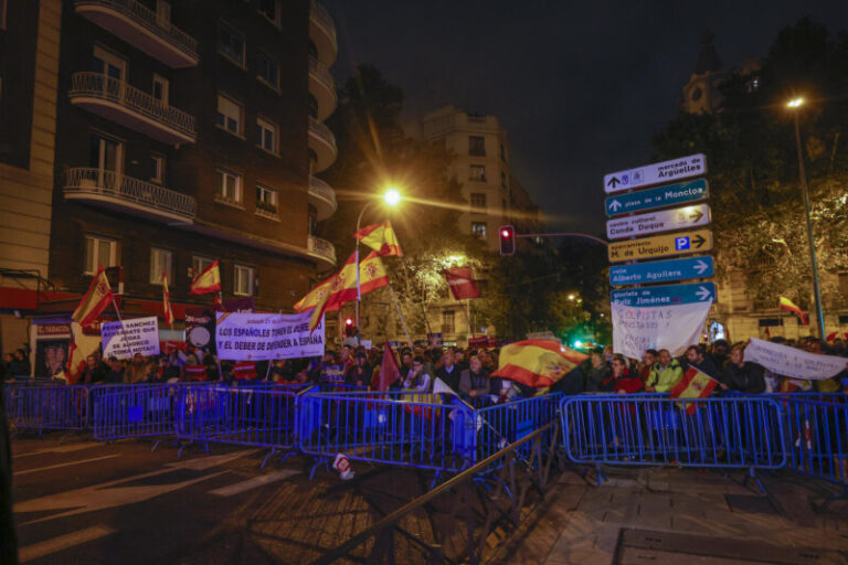 Octavo día de protestas por la amnistía en Ferraz