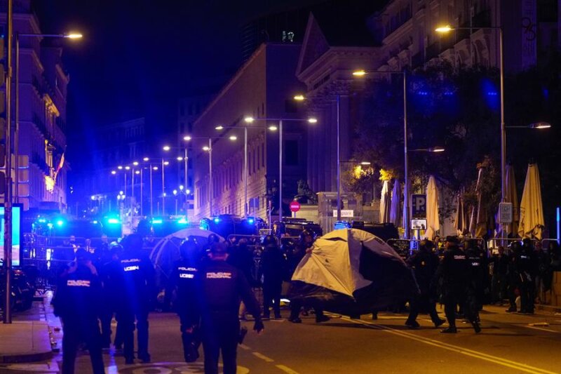 13 detenidos en las protestas frente a la sede del PSOE en Madrid