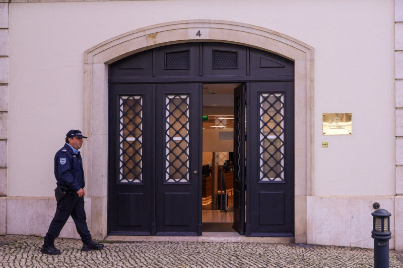 Un policía pasa por la residencia oficial del Primer Ministro de Portugal en el Palacio de Sao Bento, Lisboa, Portugal, 7 de noviembre de 2023. REUTERS/Pedro Nunes