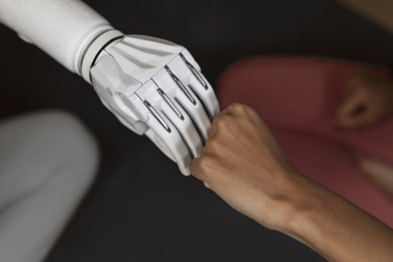 Robots para cuidar personas mayores o dependientes, ¿una solución?