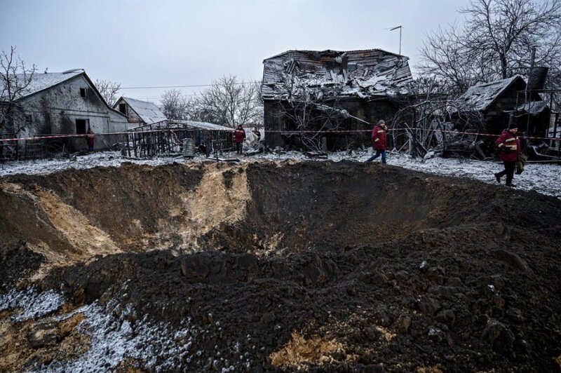 Un cráter visto cerca de una casa dañada como resultado de la explosión de un ataque con misiles por parte del Ejército ruso en Kiev - Sergei Chuzavkov/SOPA Images via / DPA
