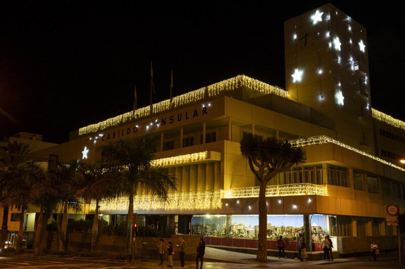 La fachada del edificio del Cabildo de Gran Canaria cuenta con una decoración navideña de la que forman parte varios árboles