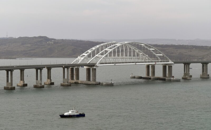 Ataque de drones ucranianos. Imagen: de archivo del puente de Crimea. Imagen Kremlin/dpa