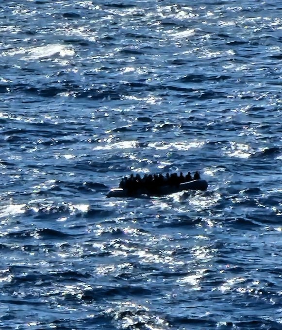 La salvamar 'Al Nair' ha rescatado hoy miércoles una zódiac con 54 migrantes a bordo, todos varones de origen magrebí y subsahariano, que navegaban rumbo a la isla de Lanzarote, según ha informado el organismo público. SALVAMENTO MARÍTIMO 06/12/2023