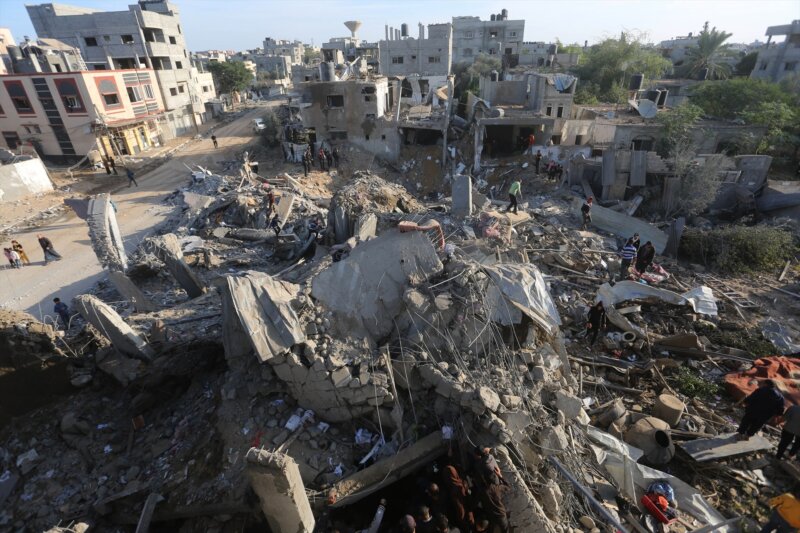 Un grupo de palestinos inspecciona los daños causados por los bombardeos de Israel contra la ciudad de Rafá, en el sur de la Franja de Gaza. Imagen Europa Press/Contacto/Khaled Omar