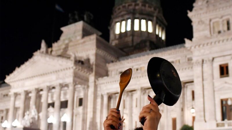 Segunda noche de protestas contra las medidas económicas de Milei en Argentina