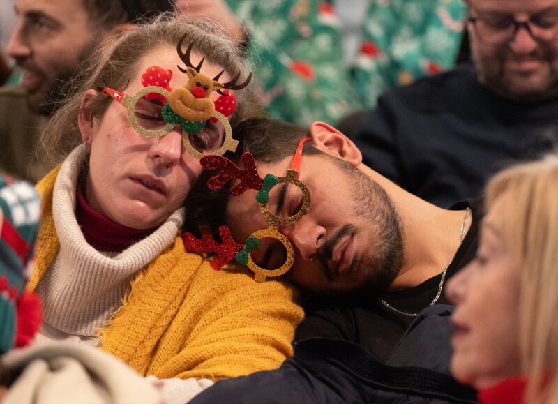 Varias personas dormidas durante la celebración del Sorteo Extraordinario de la Lotería de Navidad 2023 en el Teatro Real de Madrid, a 22 de diciembre de 2023, en Madrid (España). Eduardo Parra / Europa Press 22/12/2023