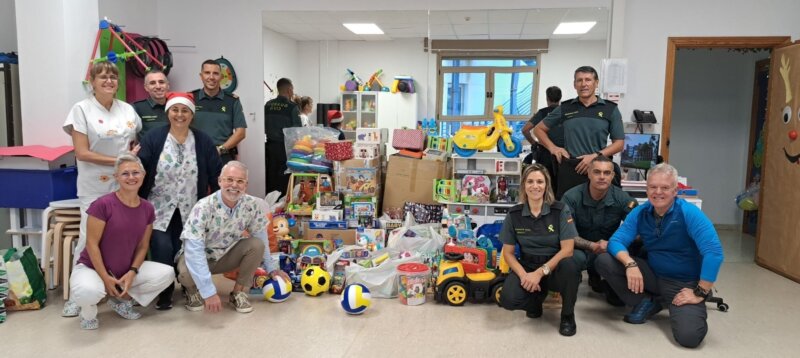 La Guardia Civil de Las Palmas entrega los juguetes recogidos en su campaña solidaria