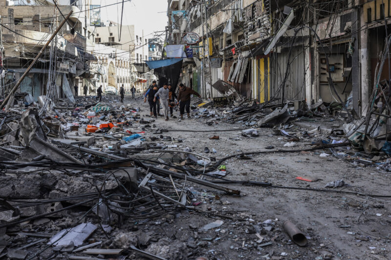 El Alto Comisionado de la ONU para los Refugiados (ACNUR), Filippo Grandi, ha señalado este domingo que un alto el fuego humanitario es "la única salida" para facilitar la entrada de ayuda