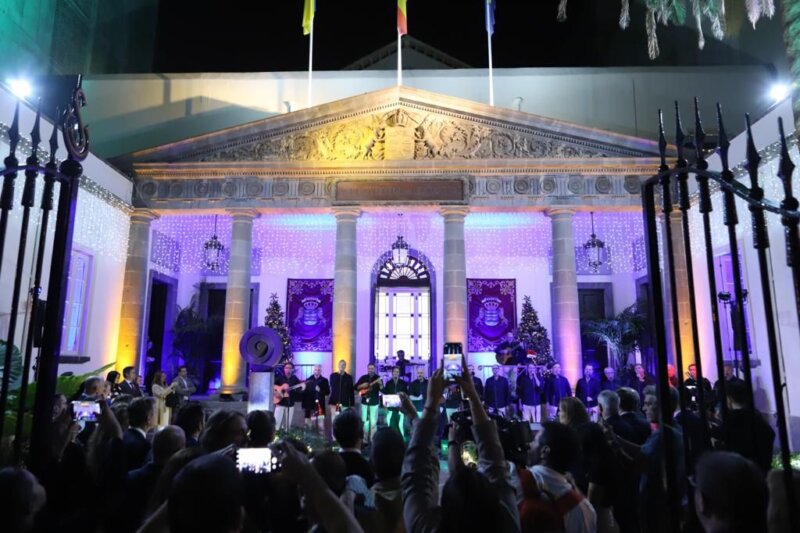 Iluminación navideña en la facha del Parlamento de Canarias. Imagen Parlamento de Canarias