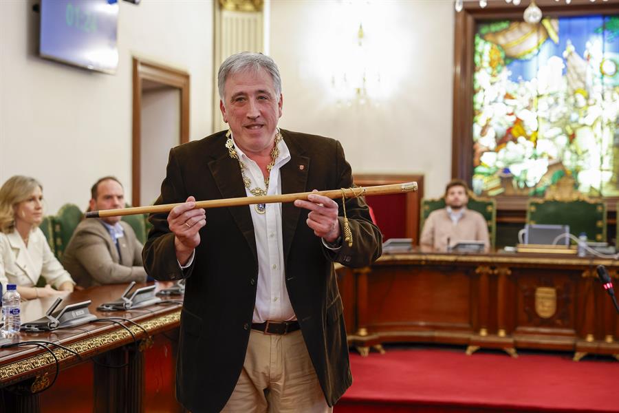 El diputado de EH Bildu, Joseba Asiron con el bastón de mando tras proclamarse alcalde de Pamplona. Imagen EFE