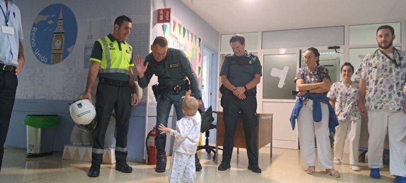 Agentes de La Guardia Civil de la Comandancia de Las Palmas, visitaron durante la mañana del pasado viernes 15 de diciembre a los niños de diferentes áreas del Hospital Materno Infantil.