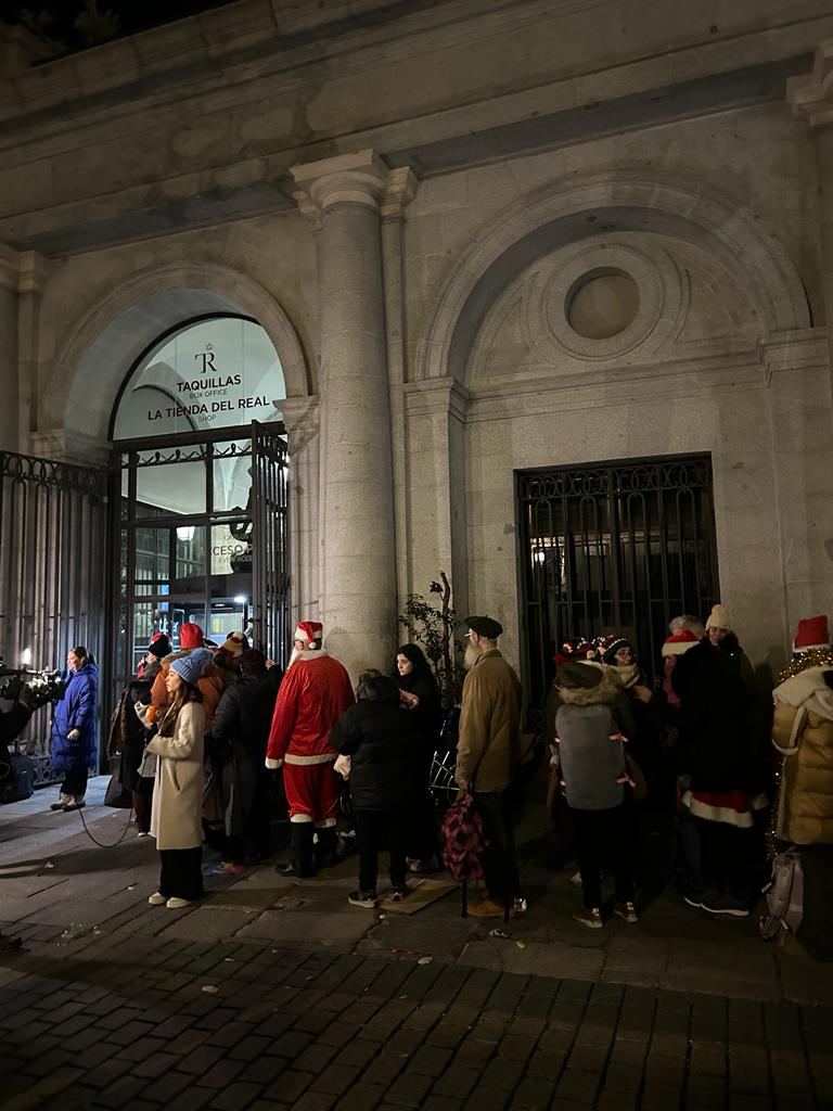 Muchas personas han aguardado desde ayer a las puertas del Teatro Real para acceder los primeros al recinto del Sorteo / Javier Espinar 
