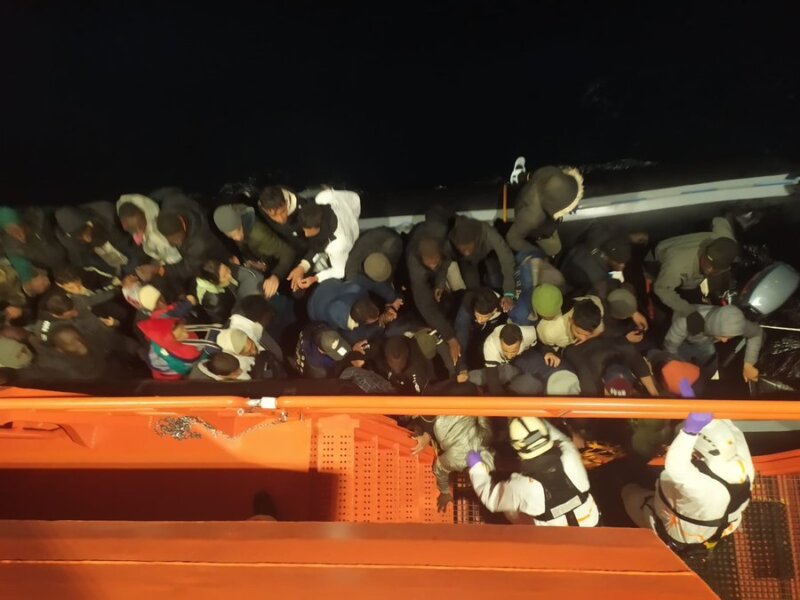 Migrantes rescatados. Embarcación interceptada por Salvamento Marítimo cerca de Lanzarote. Imagen Salvamento Marítimo