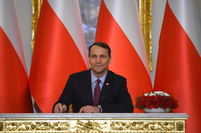 El actual primer ministro polaco se ha comprometido en cambio a movilizar a sus socios europeos para que la ayuda siga fluyendo hacia Ucrania