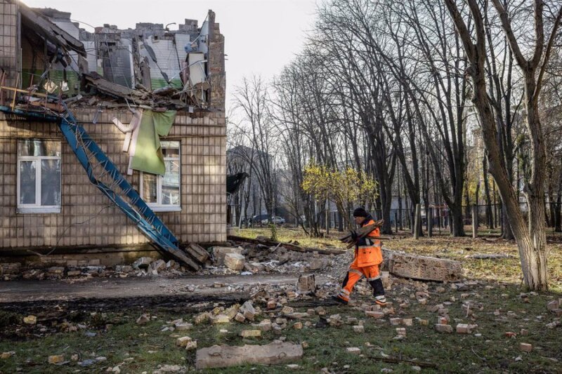 Un trabajador de servicios públicos limpia los escombros de una guardería destruida por un dron ruso en Kiev- Oleksii Chumachenko / Zuma Press / Contactophoto (Archivo)